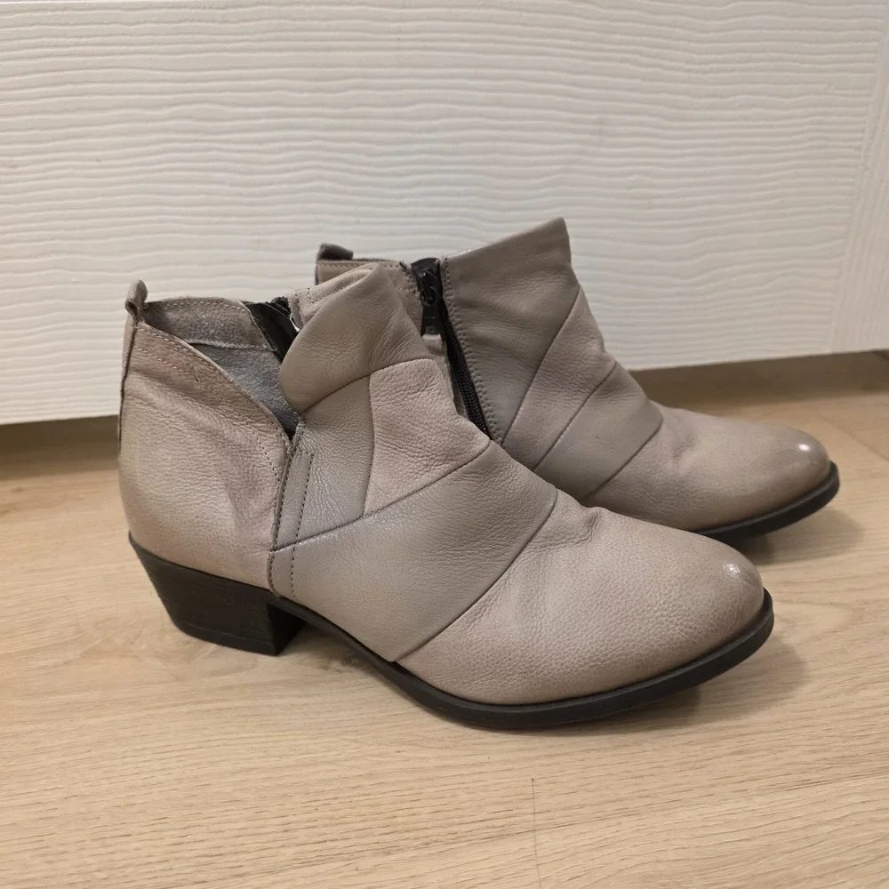 Miz Mooz Taupe‎ Leather Cut-Out Grunge Going Out Distressed Ankle Boots Size 7.5